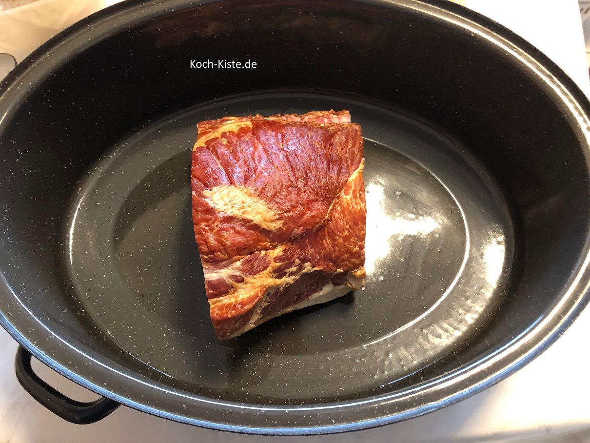 lege das Stück Kassler Kamm mit Knochen in einen Bräter