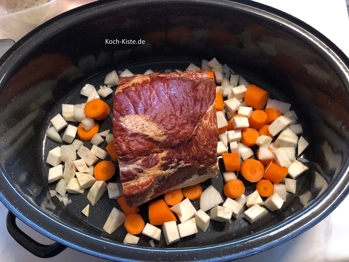 verteile die Zwiebelstücke, Wurzelstücke und Selleriestücke drum herum