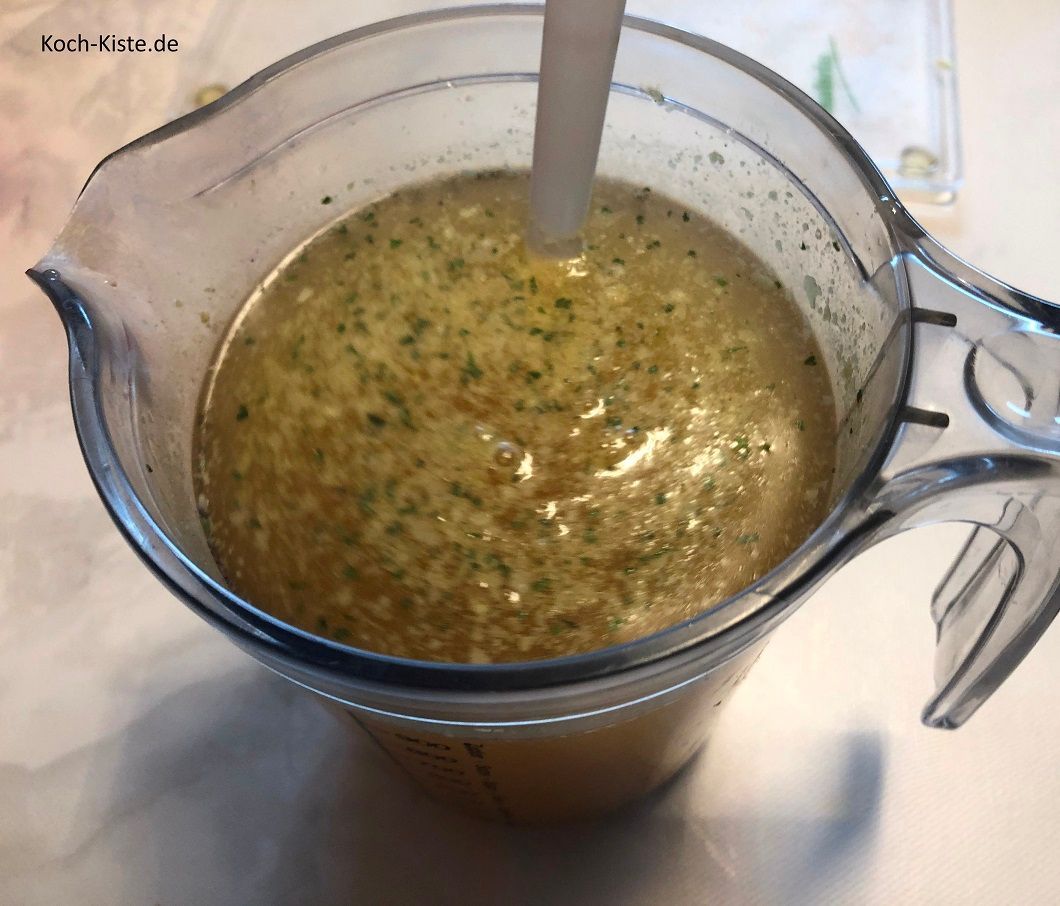 rühre in 1 Liter kaltes Wasser 3 gehäufte Teelöffel Rinderbrühepulver ein und gieße es in den Bräter. Dann das gleiche noch mal mit 500 Milliliter Wasser und 1 Teelöffel Rinderbrühepulver.