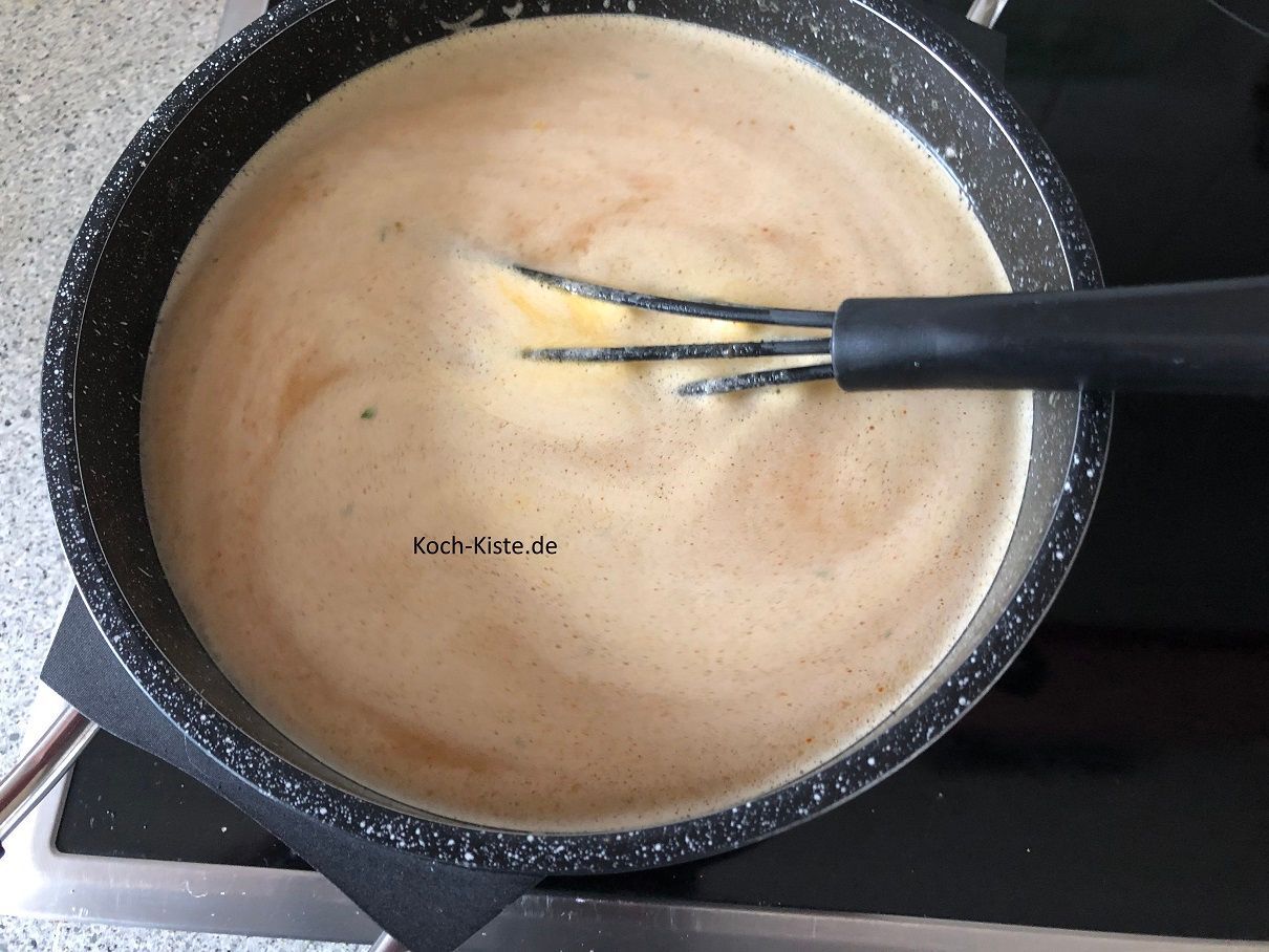 gebe Gewürze, Senf und Schmelzkäse in dei Bratenflüssigket. Binde die Soße an.