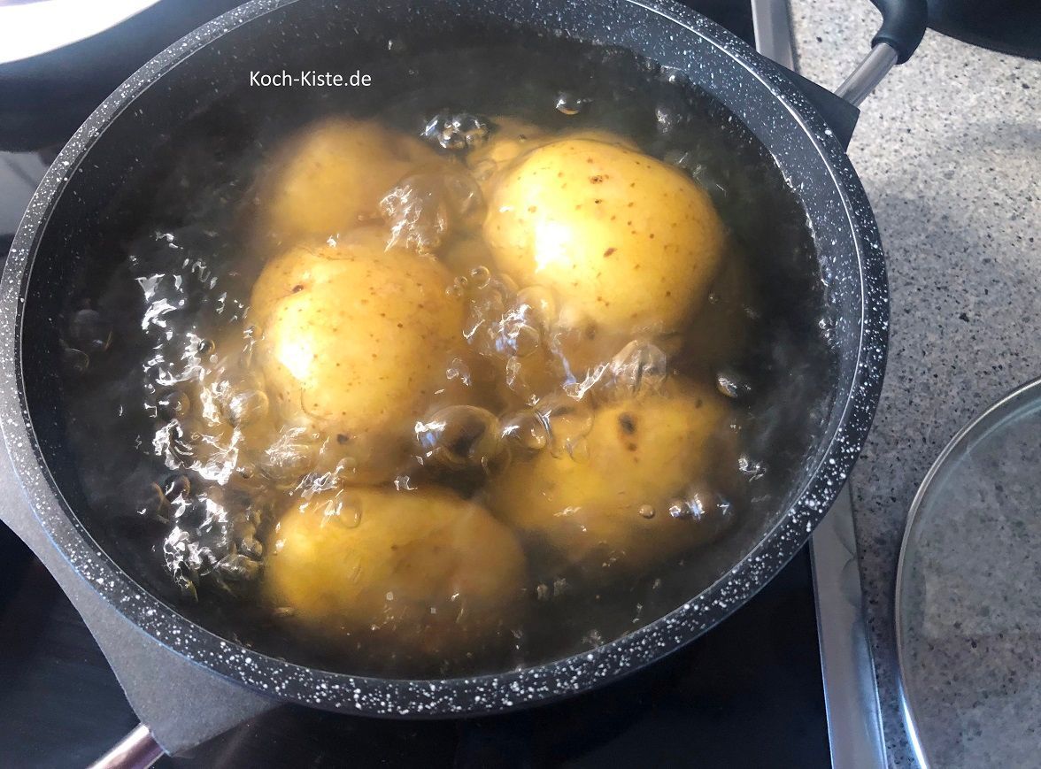 koche die Kartoffel als Pellkartoffel ( mit Schale ) weich