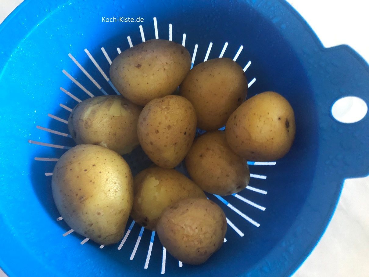 kippe die fertigten Kartoffeln in ein Küchensieb und spüle sie mit kaltem Wasser ab
