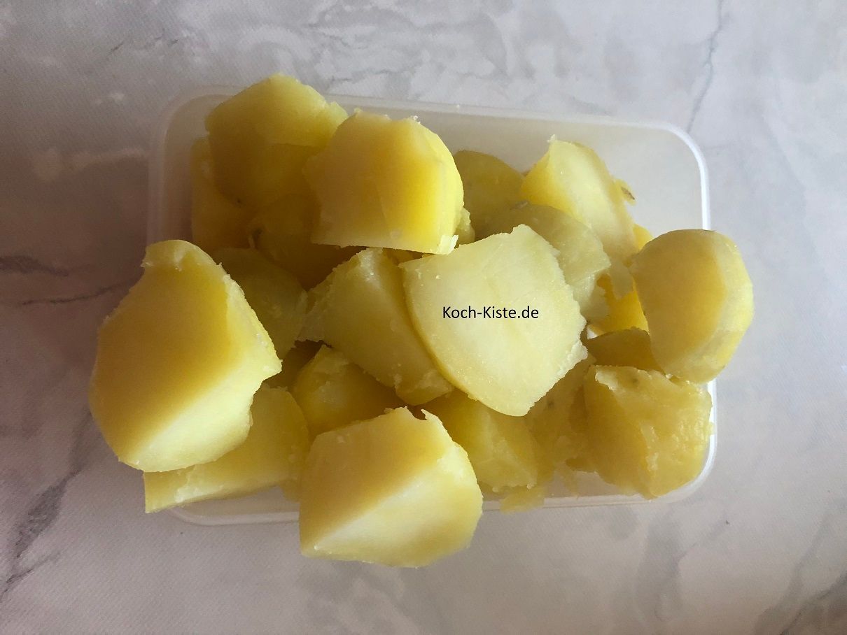 pelle die Kartoffeln , bedeutet entferne mit einem scharfen Messer die Schale und schneide die Kartoffeln in Viertel