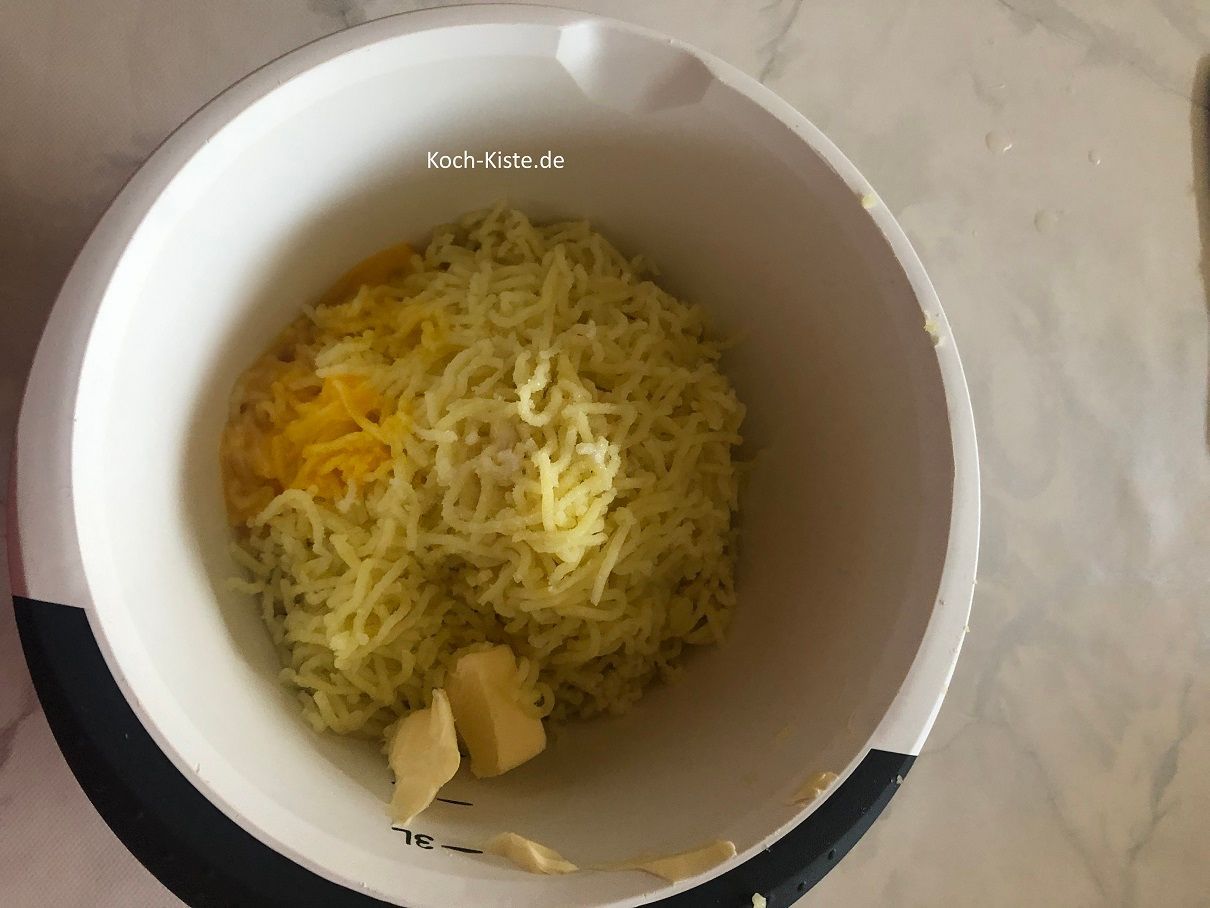 gebe Salz, Eigelbe und Butter hinzu
