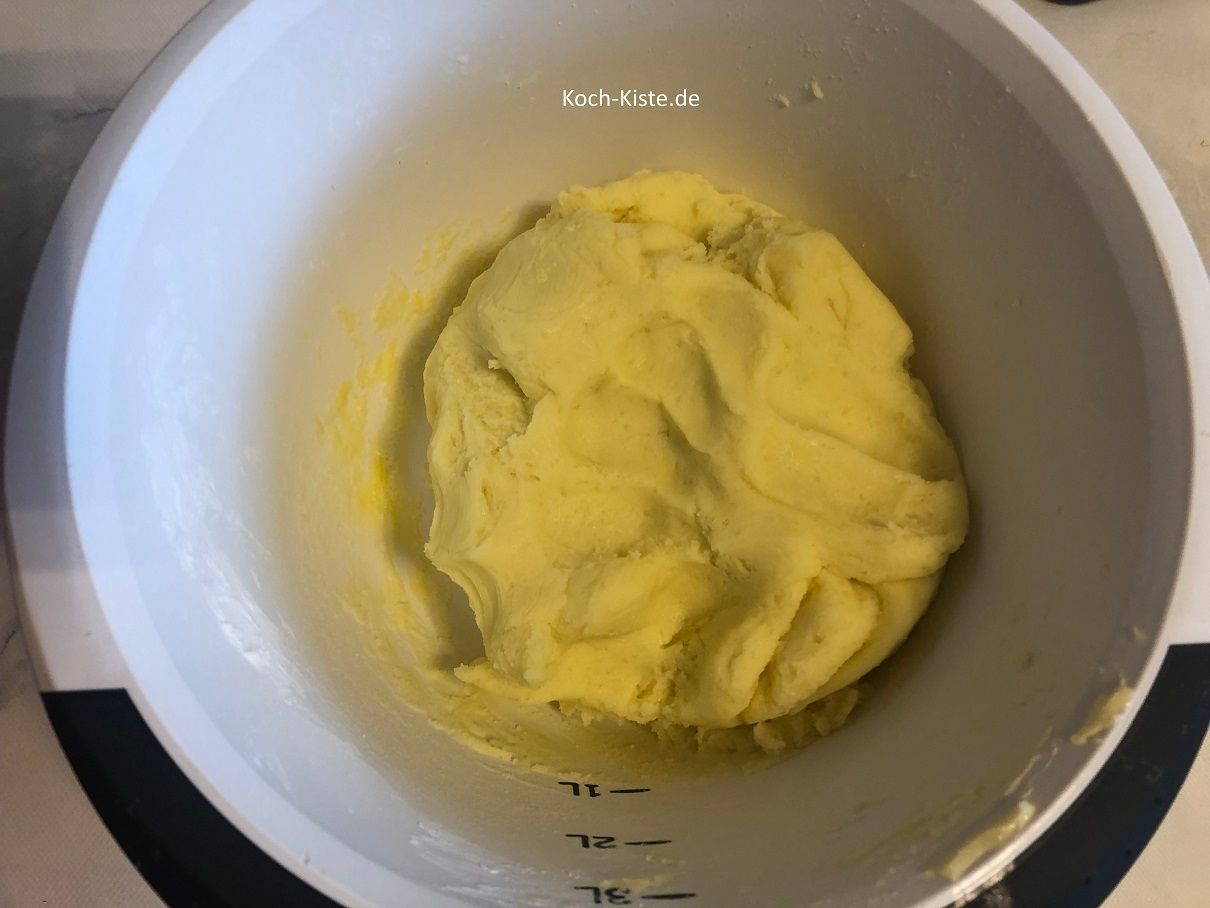 ziehe Dir Einmalhandschuhe an und verknete alles zu einem glatten Teig