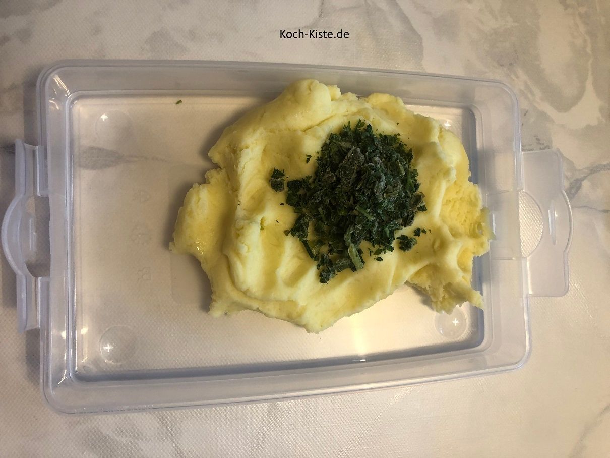 nehme 1/3 Teig ab und gebe 4 Teelöffel TK Kräuter hinauf, Verknete die Zutaten miteinander.