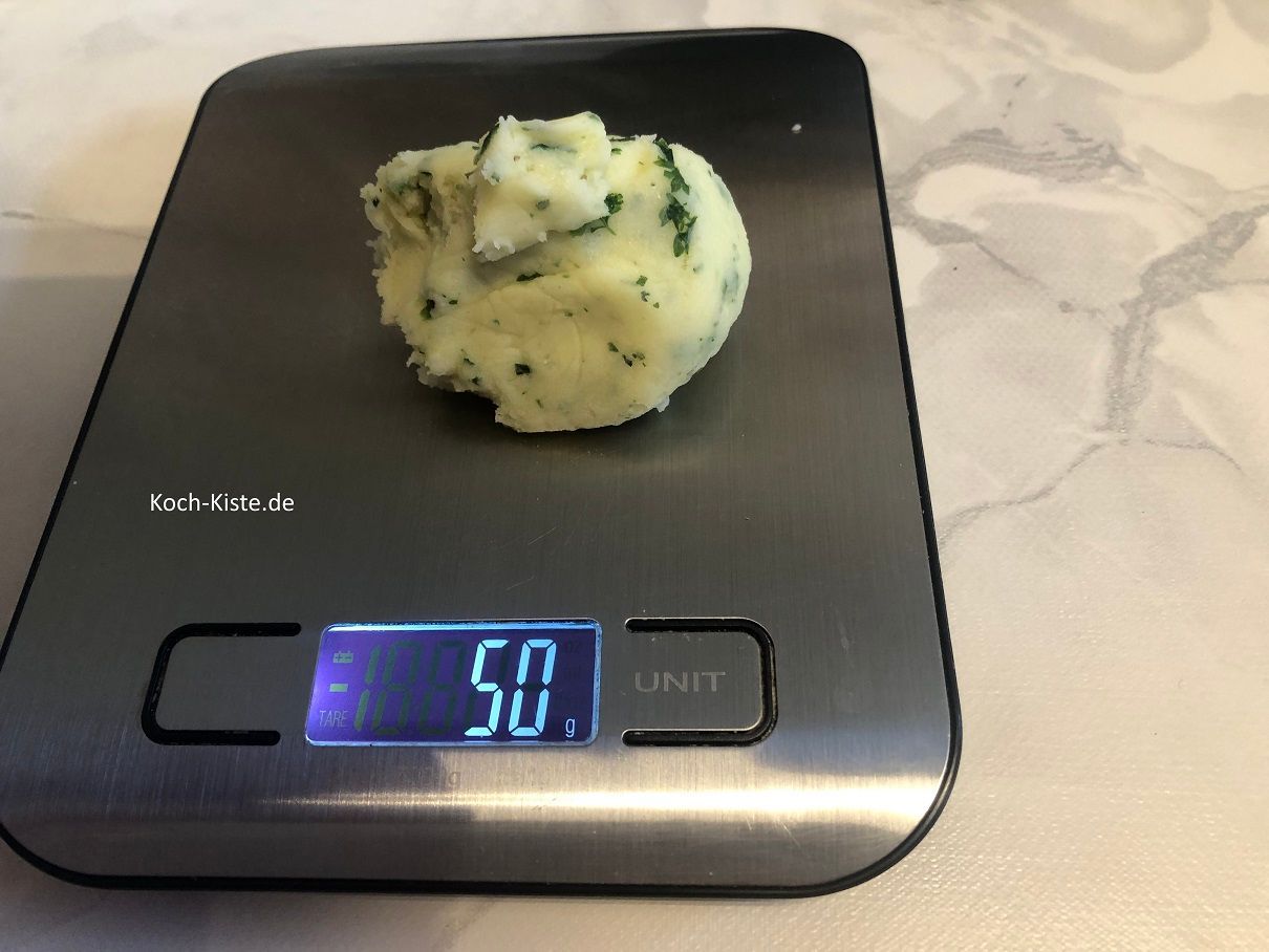 nehme die Küchenwaage und wiege 50 Gramm Kartoffelteig-Häufchen ab