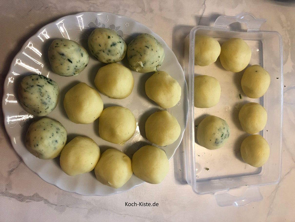 forme aus jedem Teighäufchen kleine Knödel