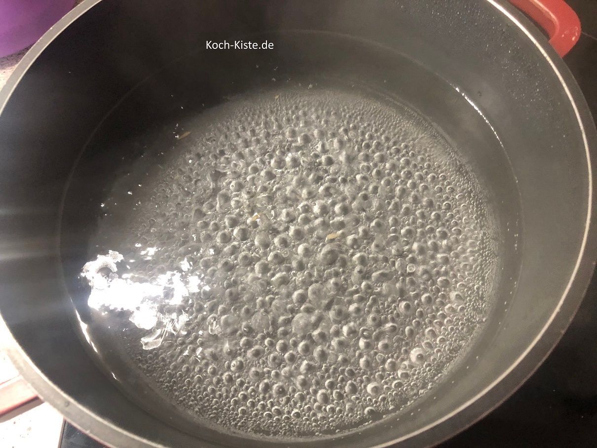 gieße die angerührte Kartoffelstärke in das kochende Wasser
