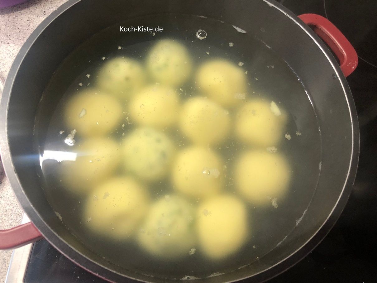 gebe die Kartoffelknödel in das siedende ( nicht mehr kochende Wasser) Dabei dürfen die Kartoffelknödel nicht übereinander liegen.