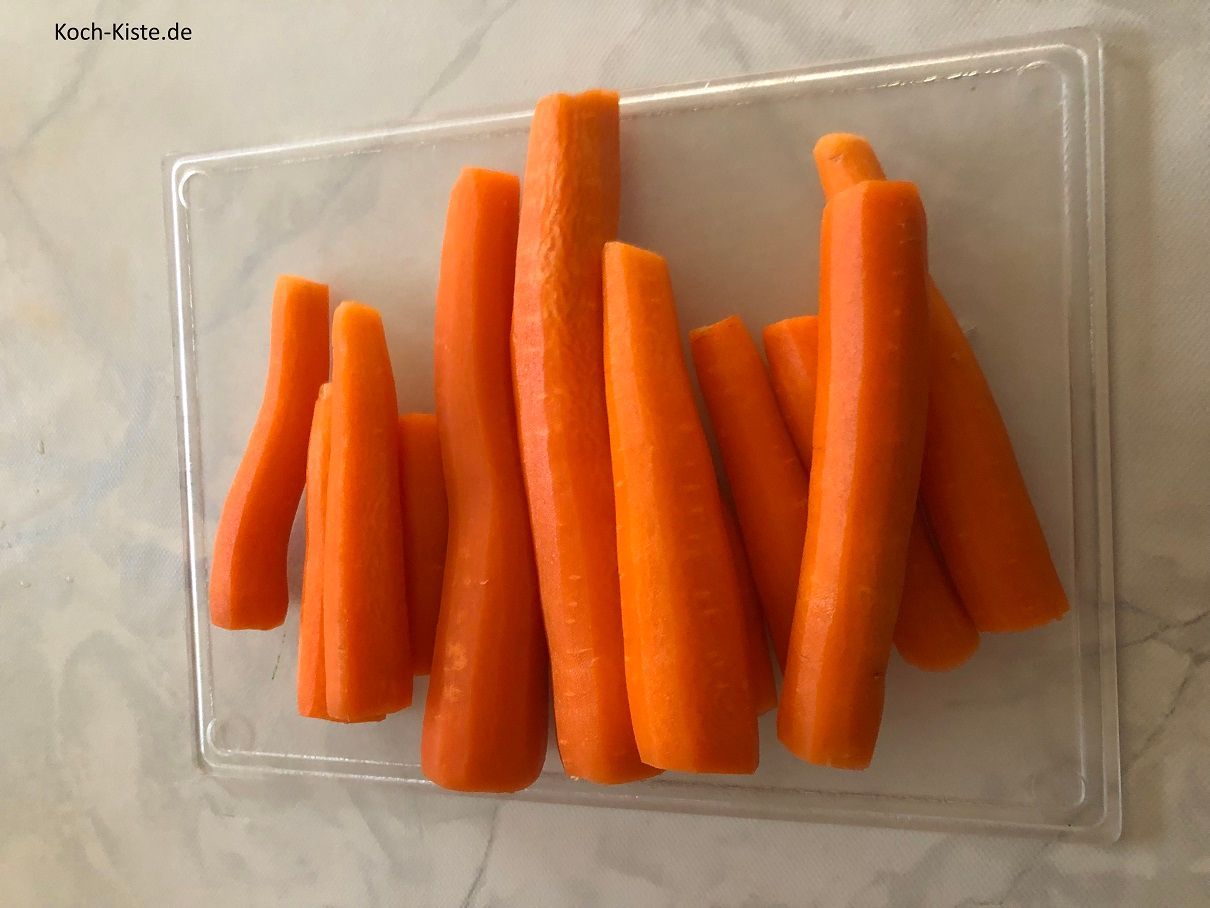 entferne bei den Wurzeln oben und unten ein Stück und schäle die Wurzeln