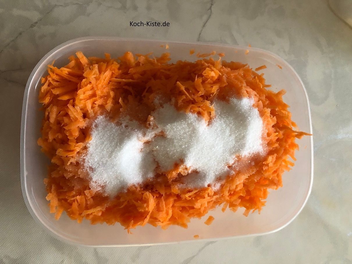 gebe 4-5 Esslöffel Zucker zu den Wurzeln.