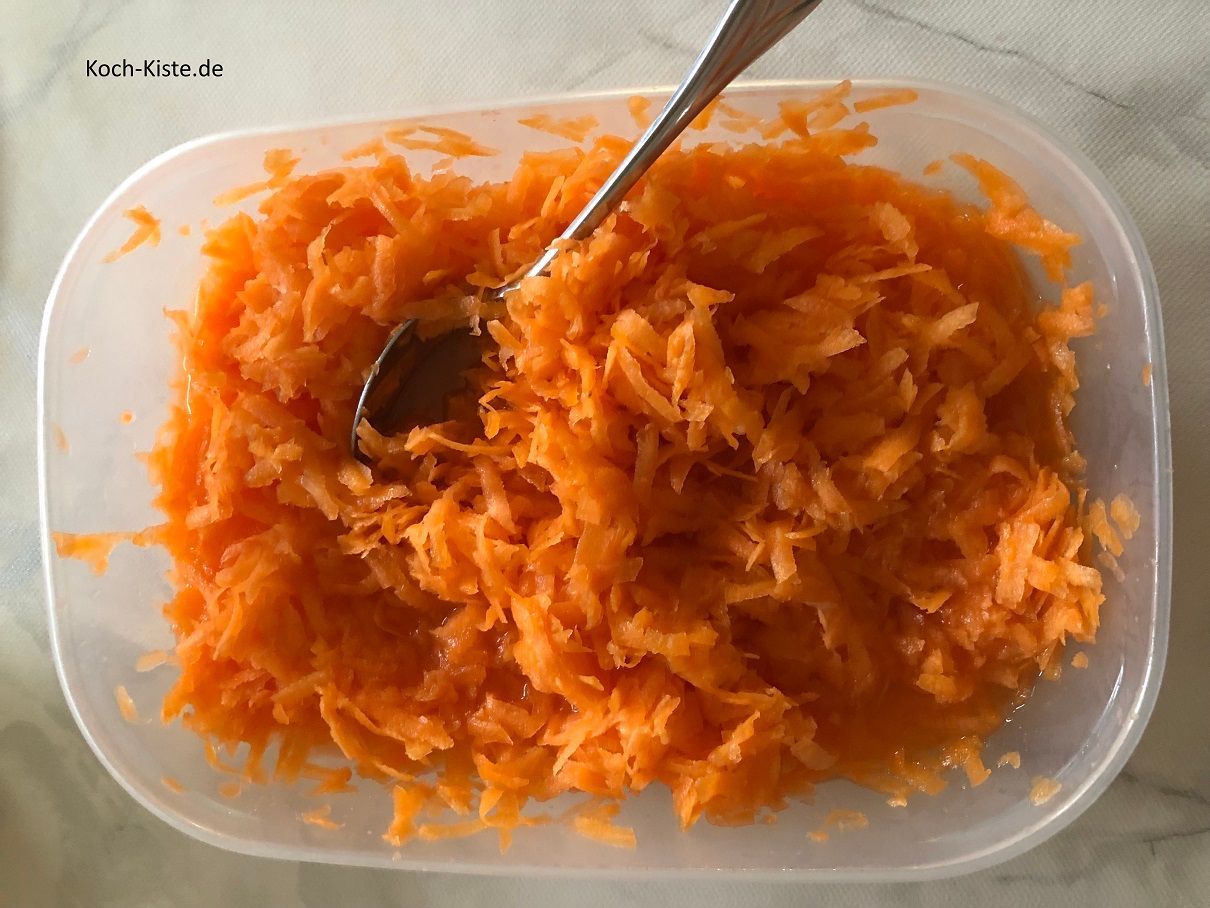 verrühre alles gleichmäßg miteinander und schmecke den Wurzel Salat ab. (eventuell Zucker nachgeben)