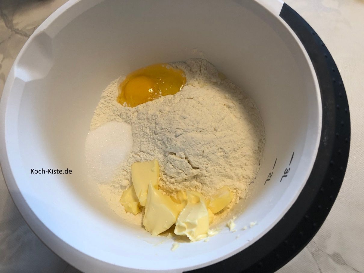 gebe in die Rührschüssel das Dinkelmehl, Zucker, Butter und das Ei
