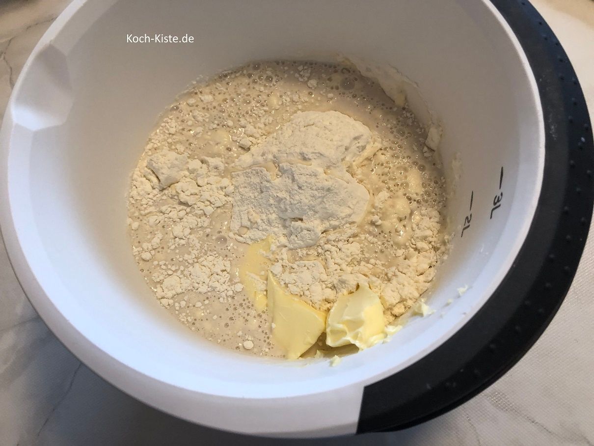 gieße die Hefemilch mit in die Rührschüssel