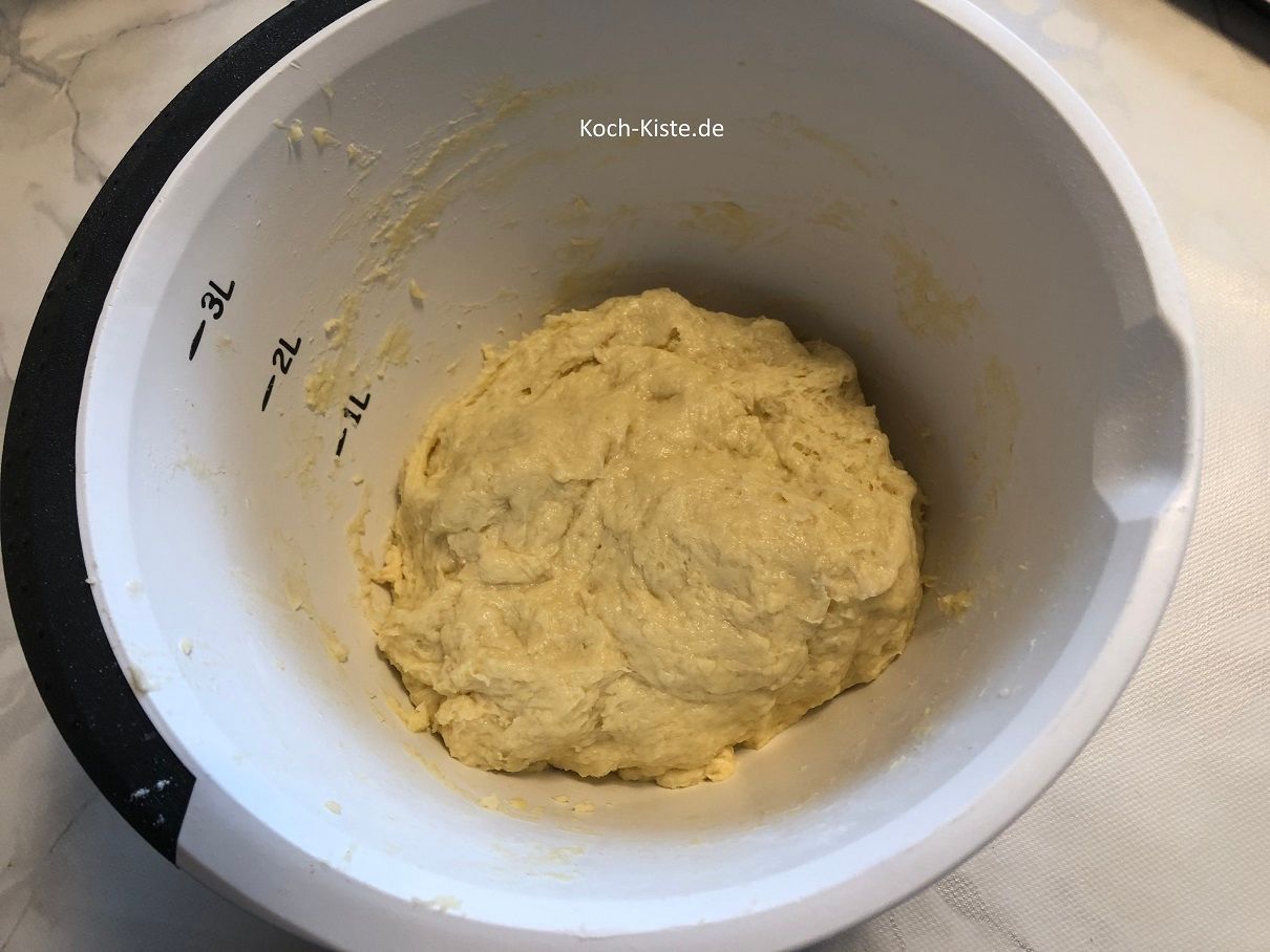 ziehe Dir Einmalhandschuhe an und verknete die Zutaten zu einem geschmeidigen Teig