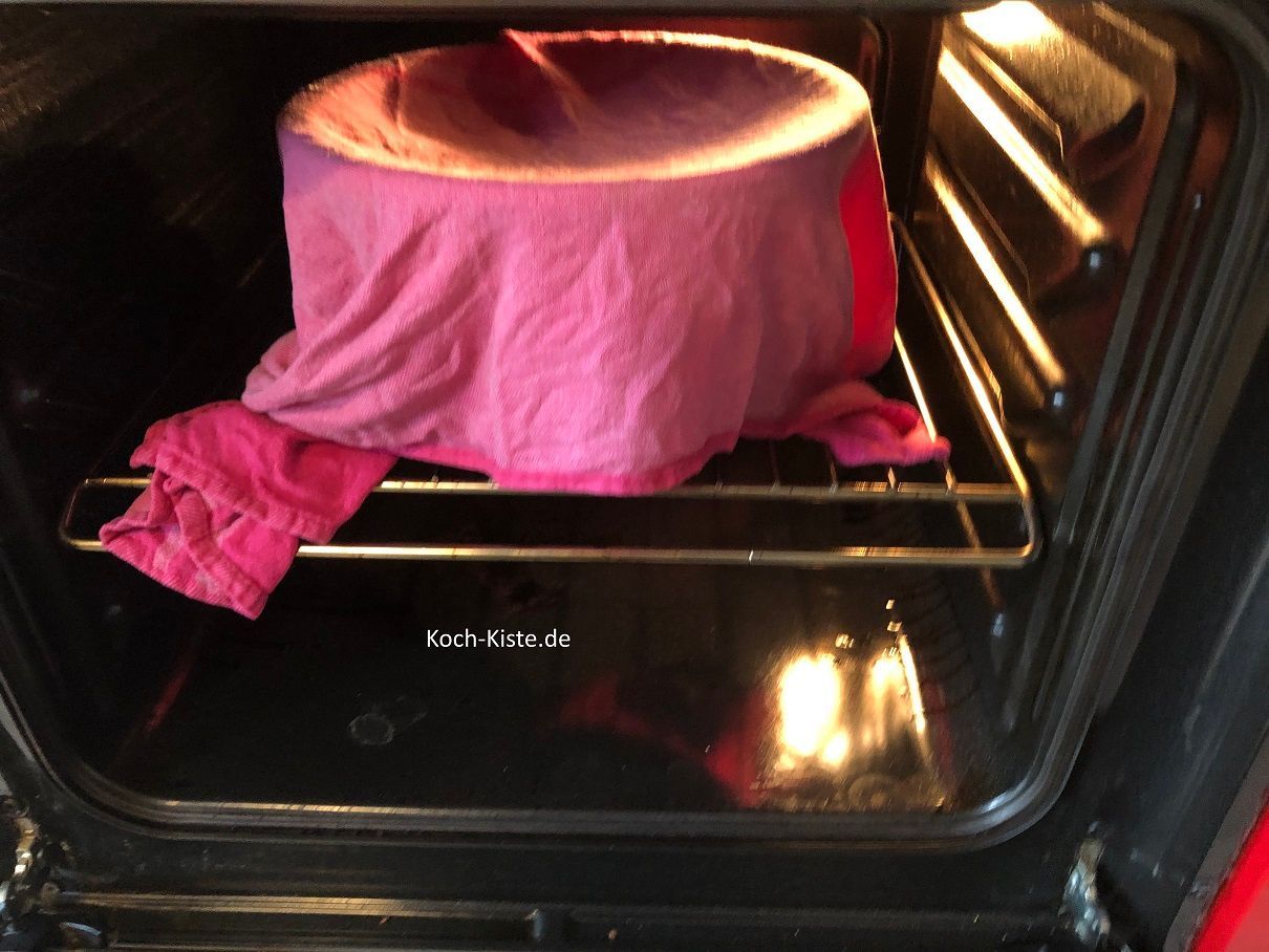 halte das frische Geschirrhandtuch unter heißes Wasser und wringe es nur so weit aus, dass es nicht tropft. Lege das Geschirrhandtuch über die Rührschüssel und stelle die Schüssel bei 50 Grad in den Backofen.