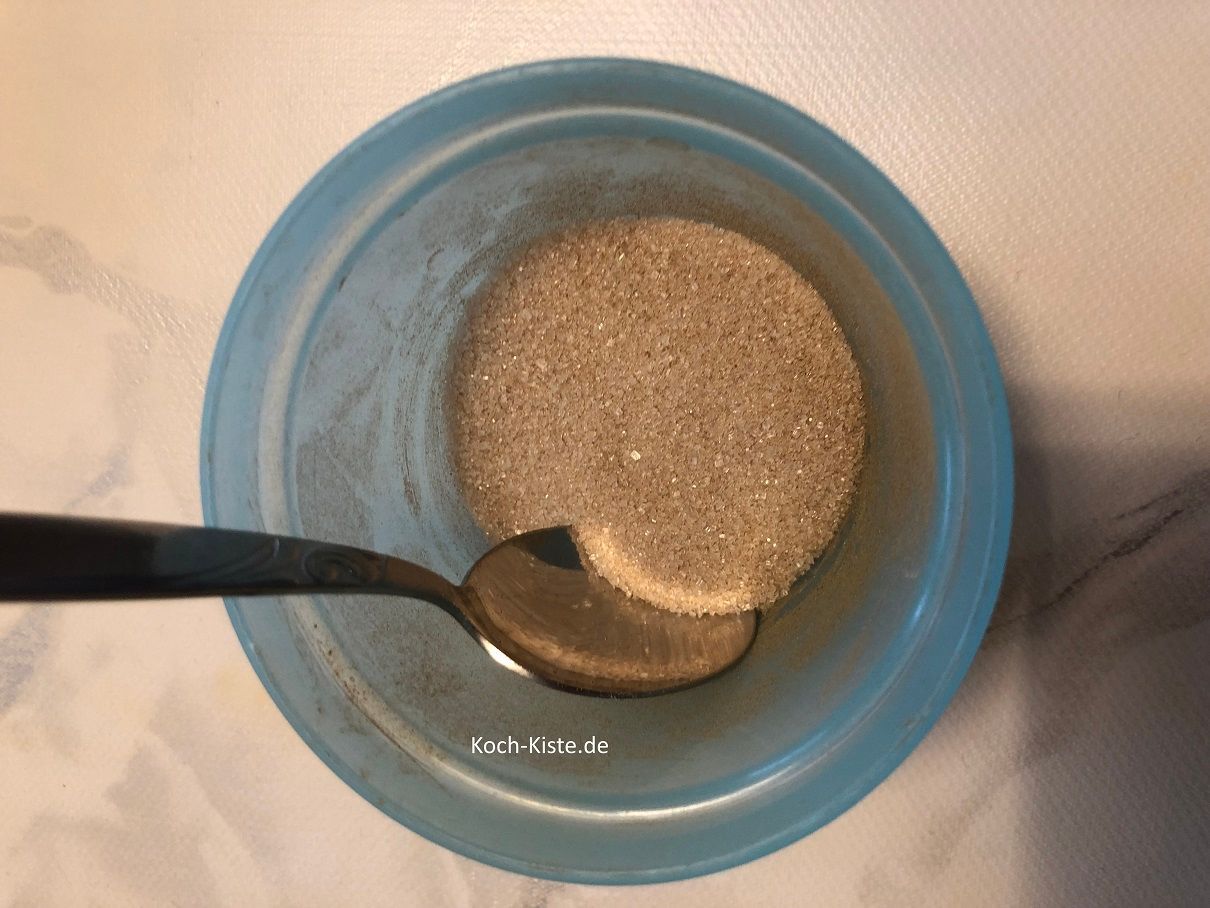 gebe 20 g Zucker und 1 Teelöffel Zimt in eine kleine Schale und verrühre mit einem Teelöffel alles gleichmäßig.