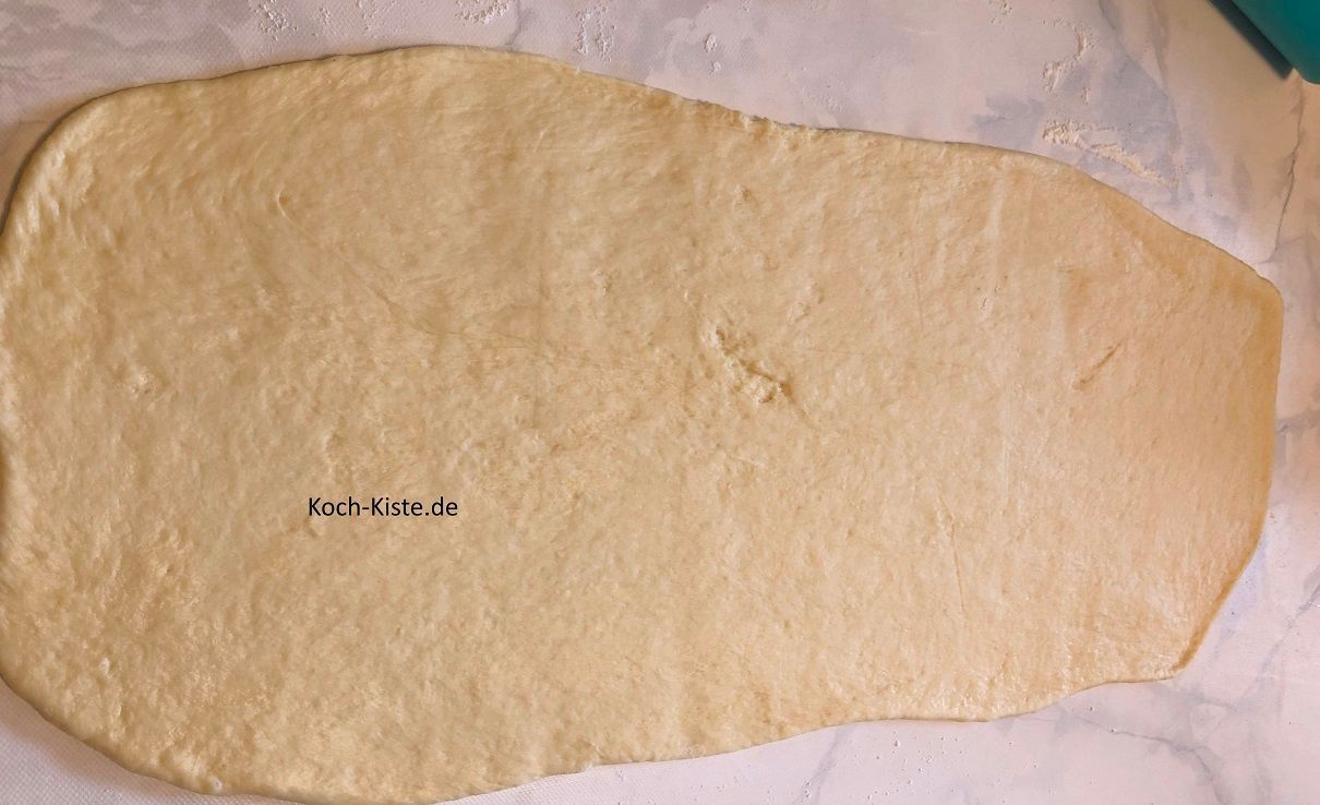 rolle den Teig ungefähr zu einem Rechteck aus