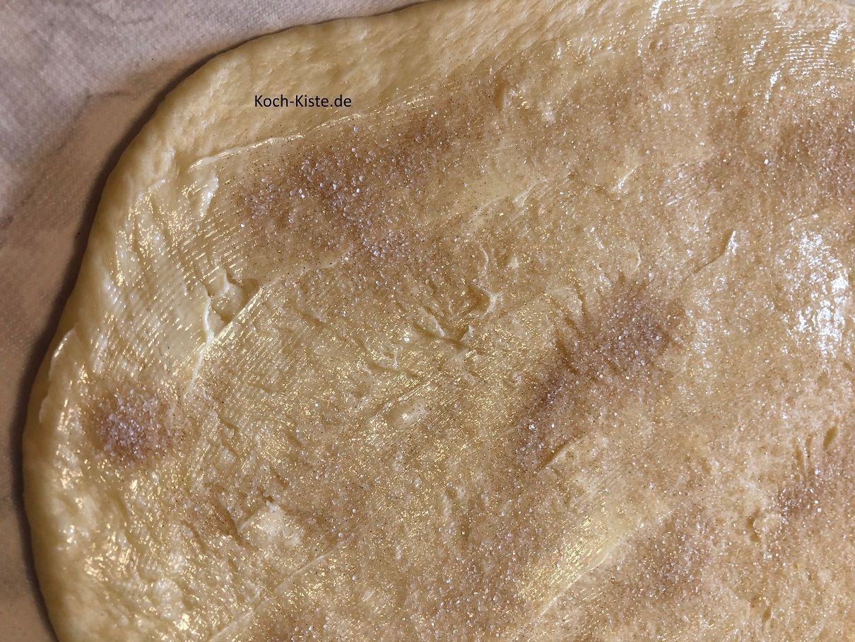 streue Zimt-Zucker gleichmäßig auf den Teig