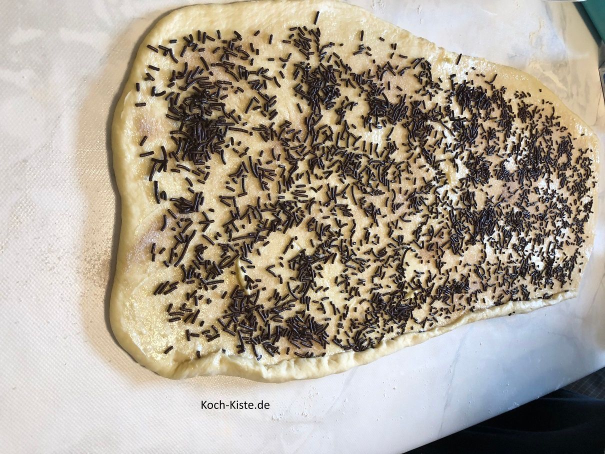 rolle den Teig von der langen Seite so eng wie möglich auf