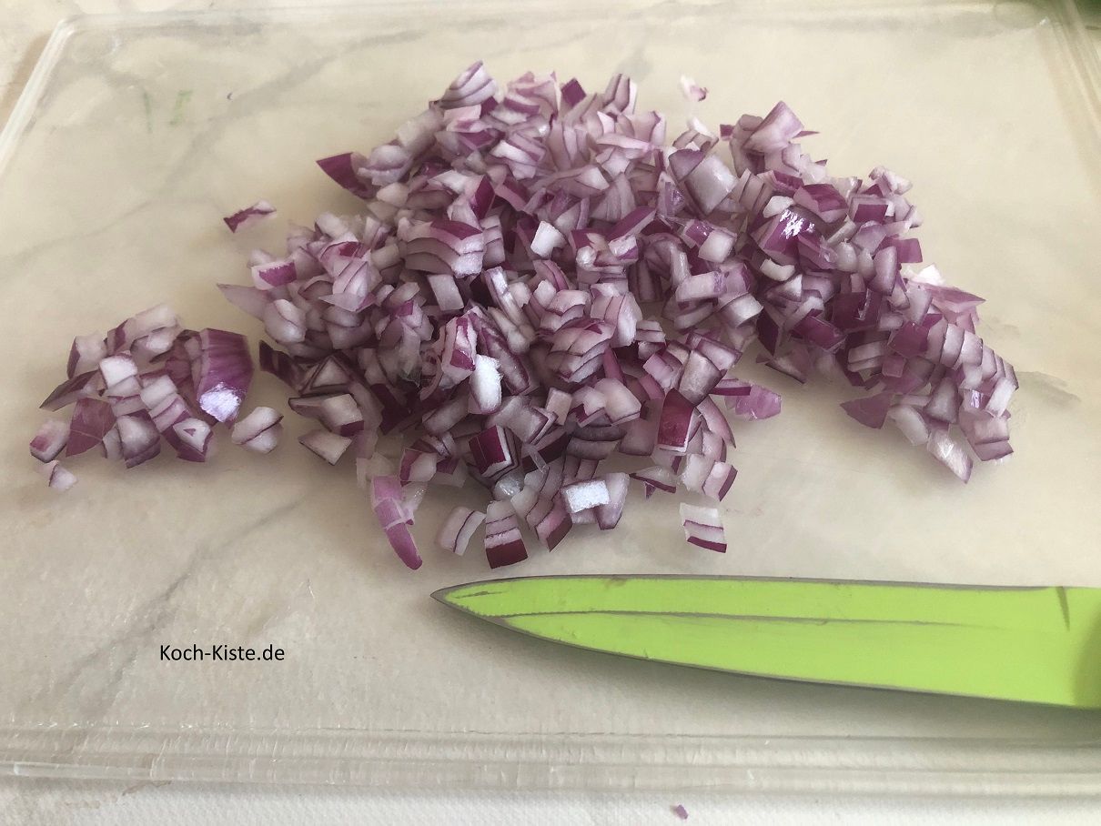 beginne damit die Zwiebeln zu pellen und in Würfel zu schneiden
