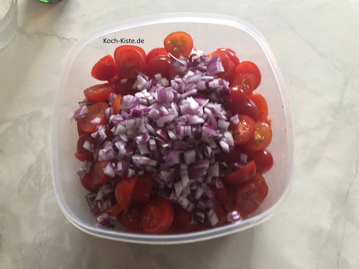 nun gebe die Zwiebelwürfel hinzu