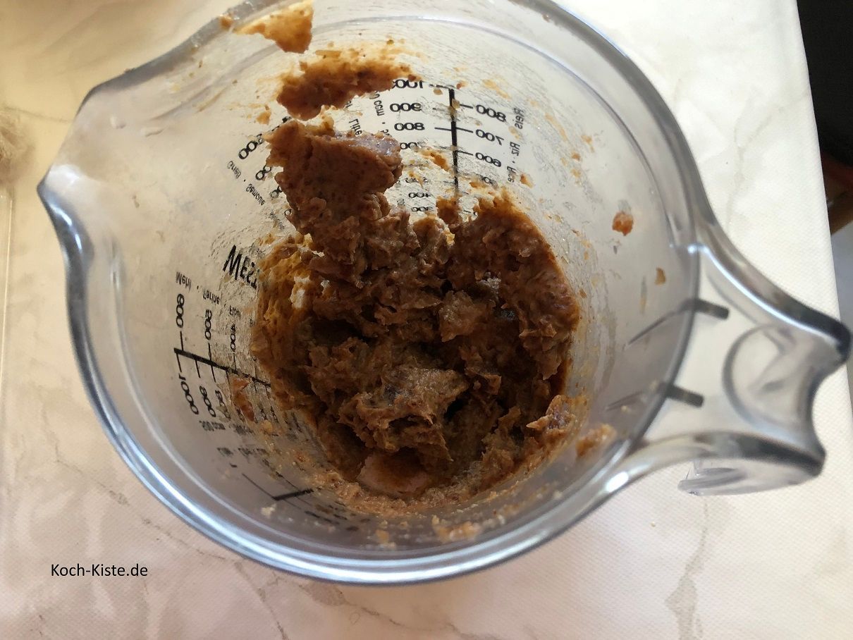 gebt die Dattelstücke in einen Messbecher mit 2 Esslöffel kaltem Wasser und püriert alles miteinander