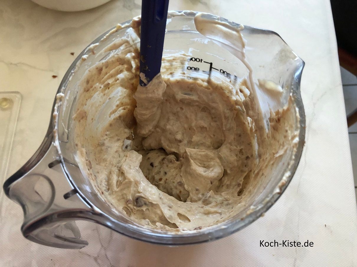 nun gebt Ihr das Creme fraiche und den Cayennepfeffer hinzu und verrührt alles gleichmäßig miteinander