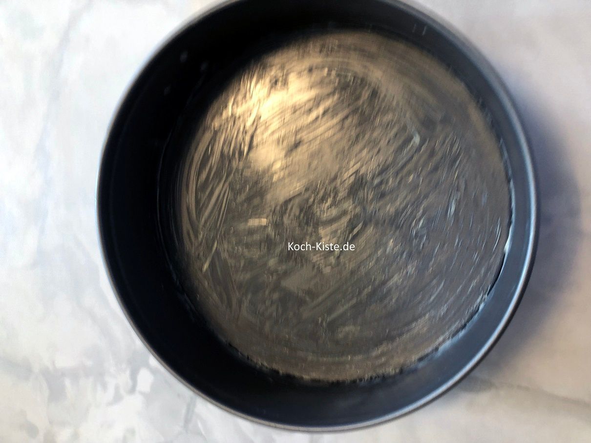 beginne damit die Springform einzufetten