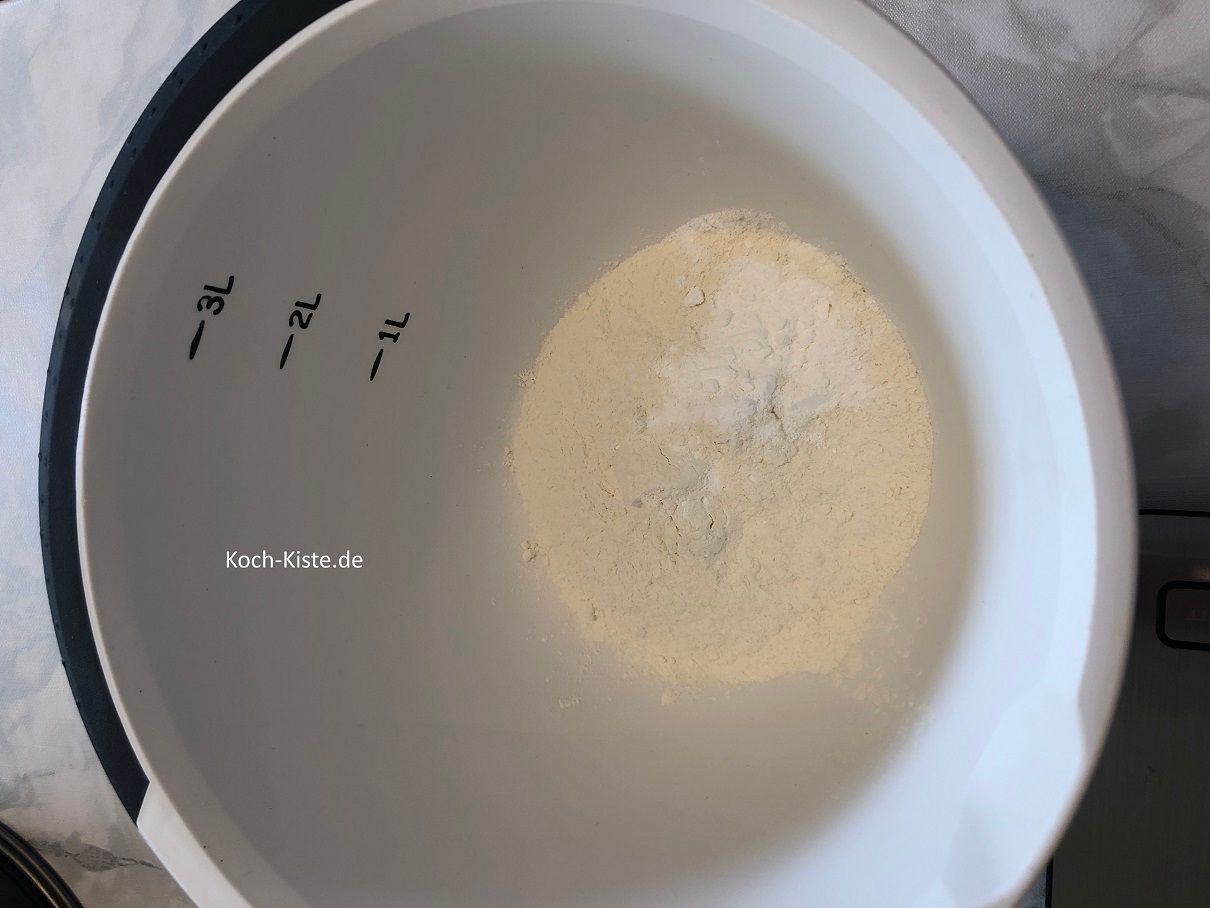 dann kommen in eine Rührschüssel Dinkelmehl und Backpulver