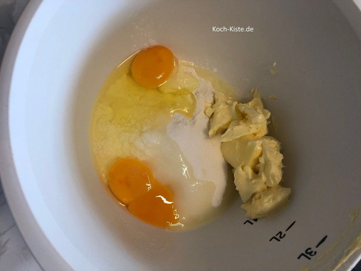 als nächstes kommen die Eier, Vanillezucker und weiche Butter hinzu