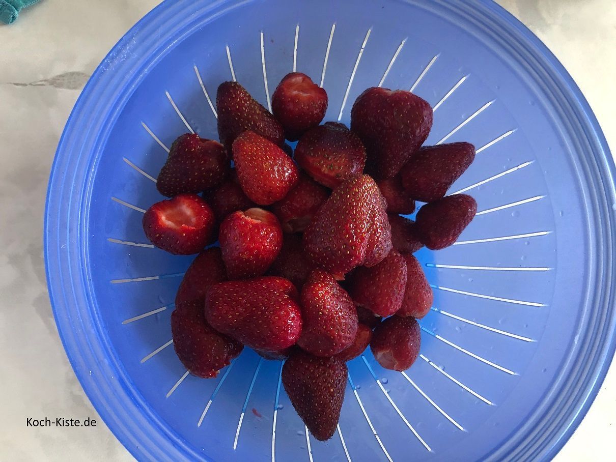 spüle die Erdbeeren unter kaltem , fließendem Wasser ab