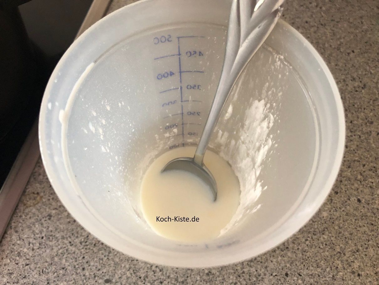 verrühre Milch, Zucker und Puddingpulver gründlich miteinander