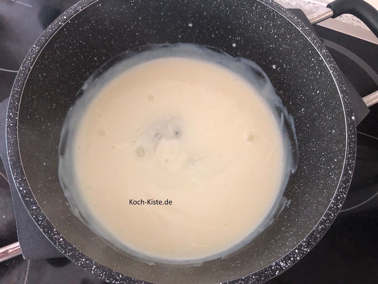 bringe unter ständigem Rühren die Milch zum Kochen, gieße dann sofort die Puddingmilch in den Topf und noch einmal rühren