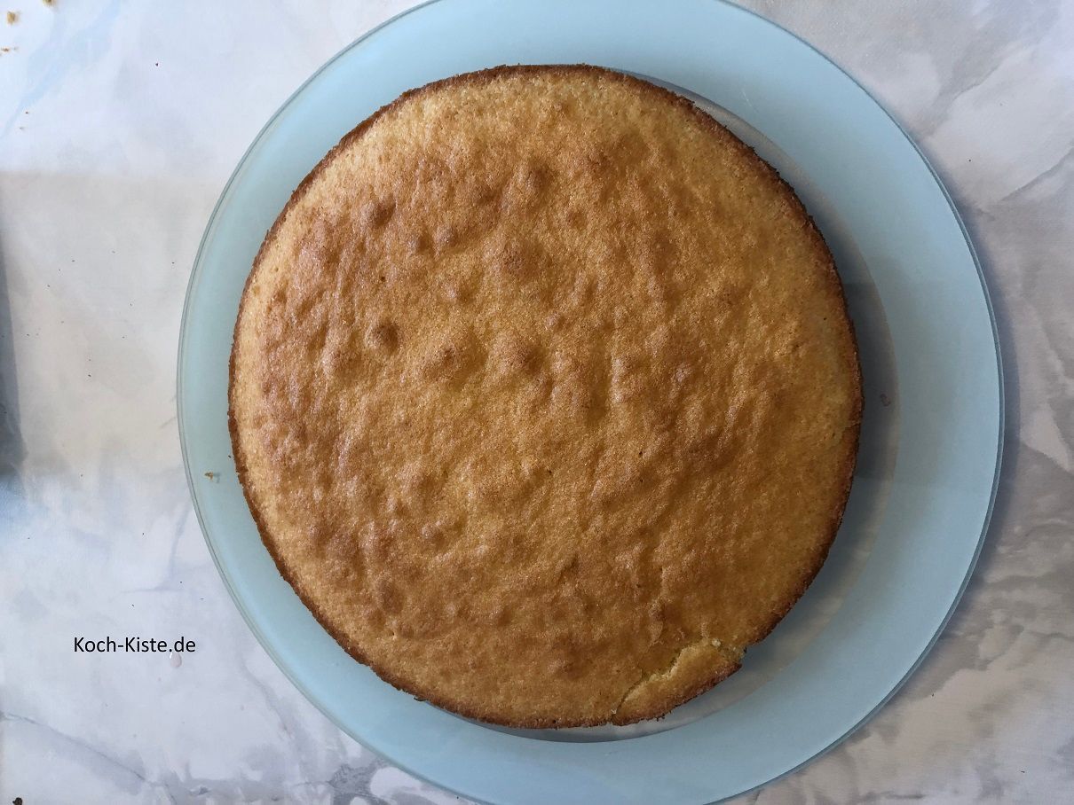 und hebe den Tortenboden auf Tortenplatte