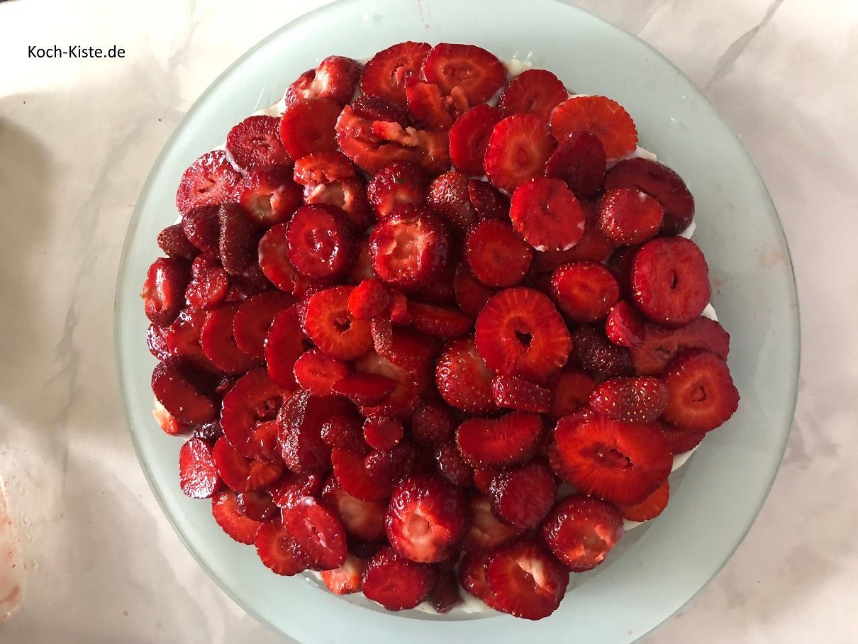 als nächstes kommen die Erdbeerscheiben auf den Tortenboden, bis alle verteilt sind. Das können 2-3 Schichten werden