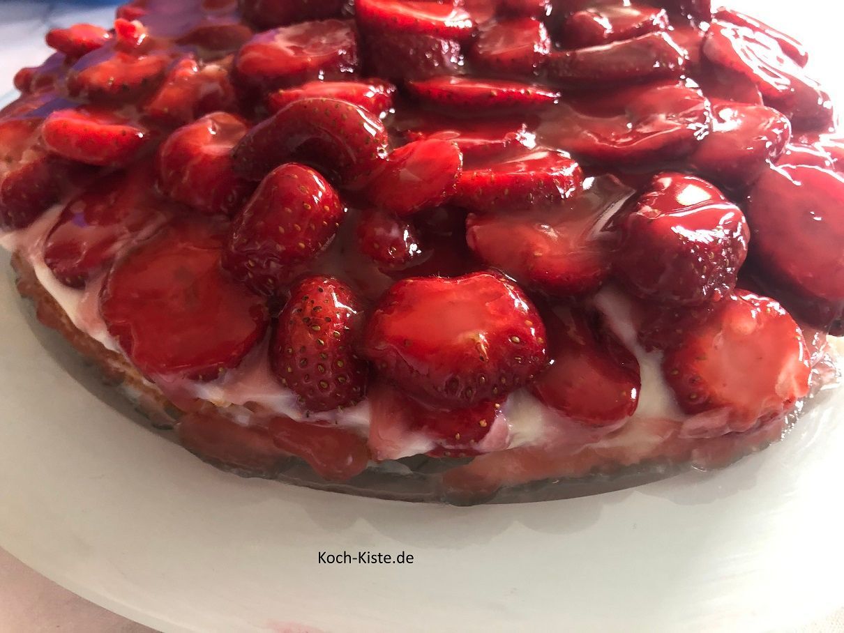 verteile den Tortenguss gleichmäßig auf der Erdbeer-Pudding Torten