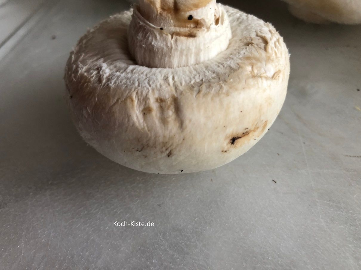 und mit Küchenpapier Erdreste abwischen