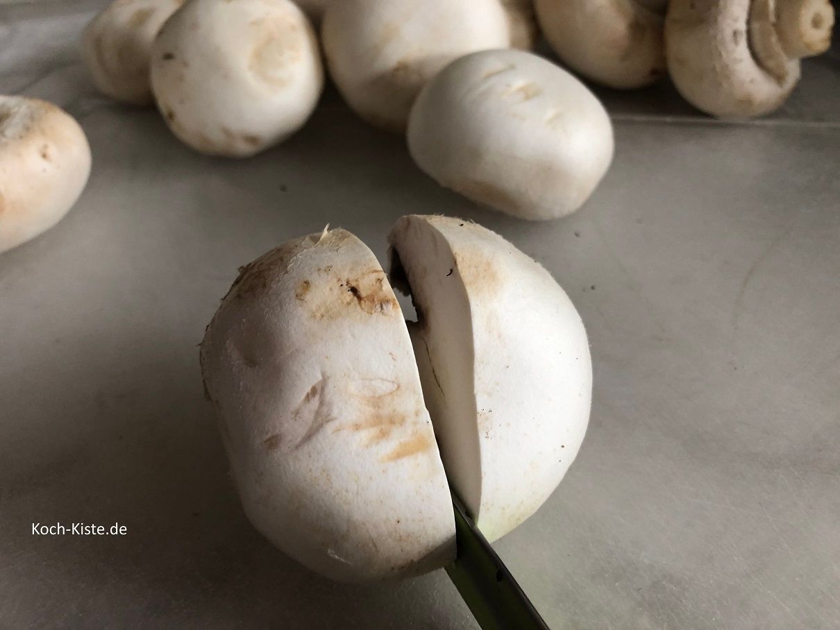 große Champignons halbieren