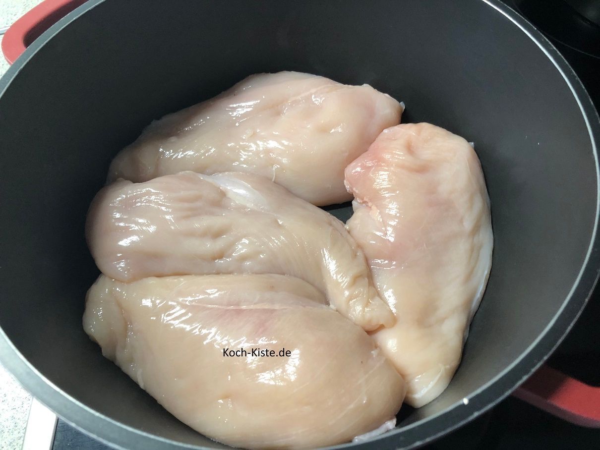 Hähnchenbrustfilet in den mittleren Topf legen