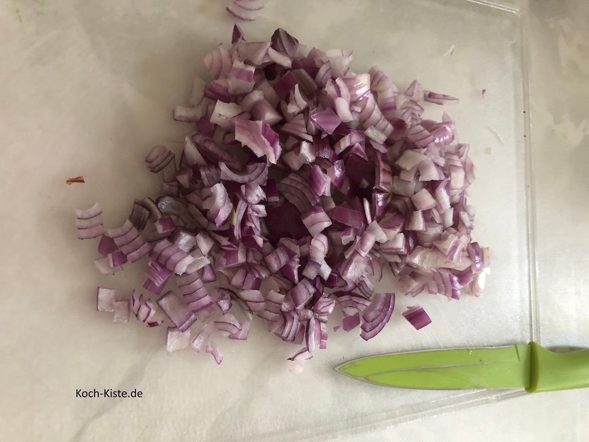 Zwiebeln pellen und in kleine Würfel schneiden