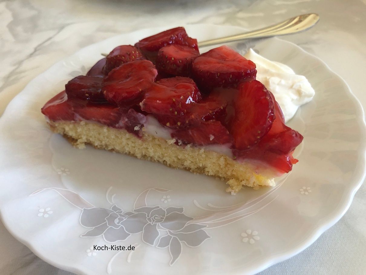 serviere die Erdbeer-Pudding Torte mit frisch geschlagener Schlagsahne