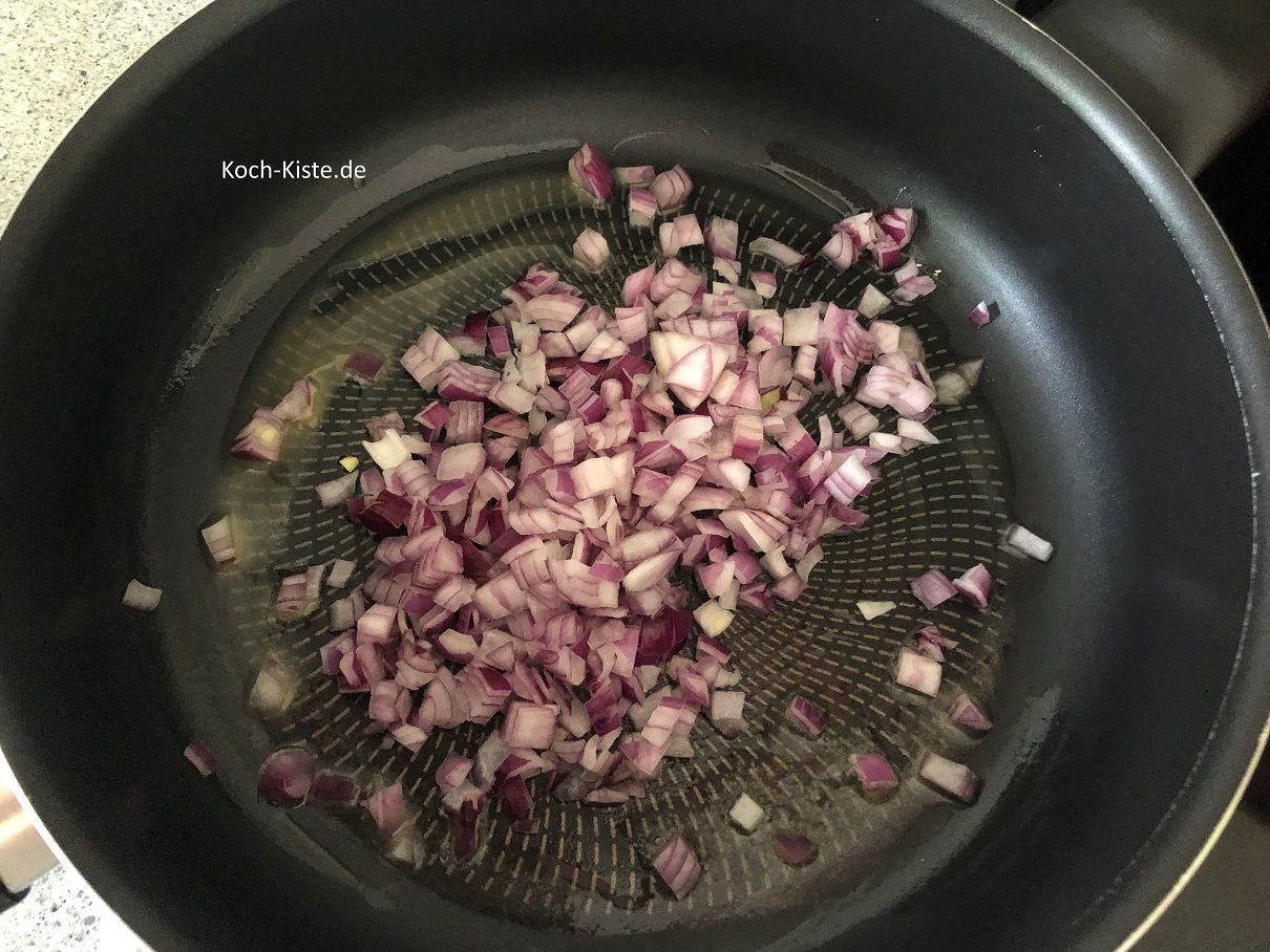 Zwiebelwürfel 4 Minuten glasig braten