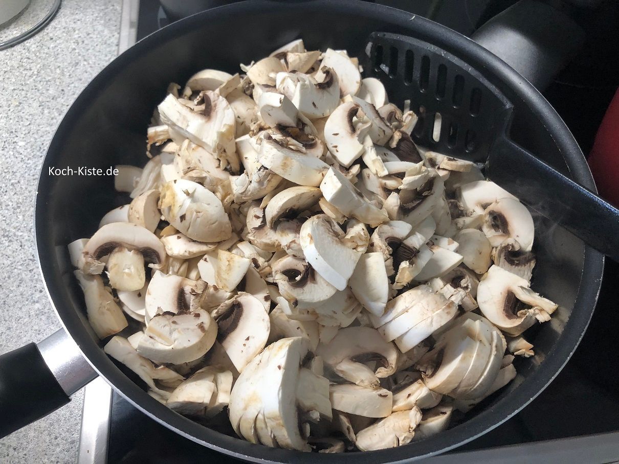erste Hälfte Champi und 1 Esslöffel Wasser mit in die Pfanne geben