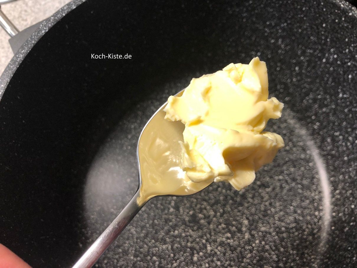 4 gehäufte Esslöffel Butter in den großen Topf geben