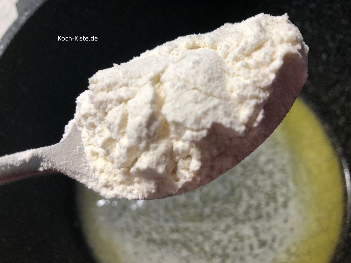 8 1/2 gehäufte Esslöffel Mehl mit in den Topf geben