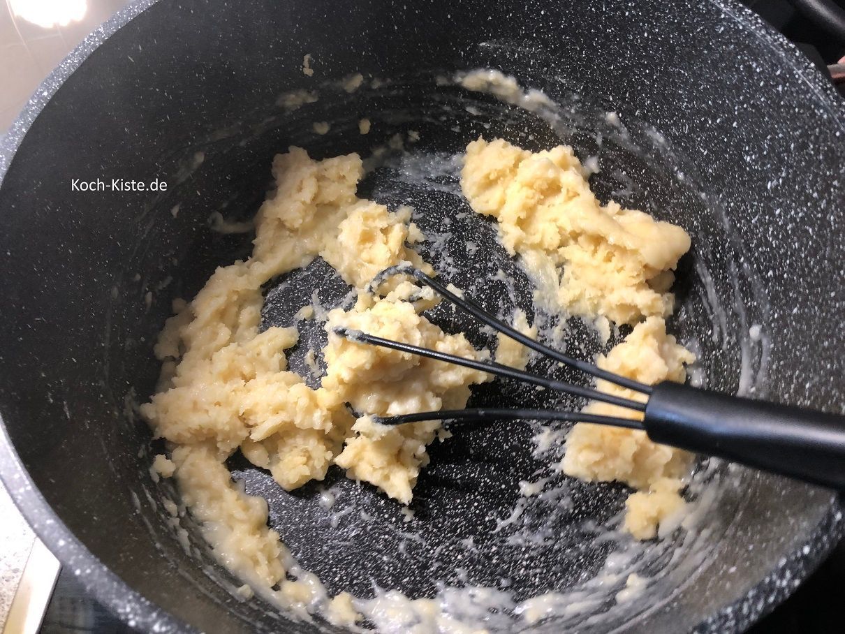 nun Etappenweise die Brühe dazu gießen ( ca. 300 ml) und zügig rühren .