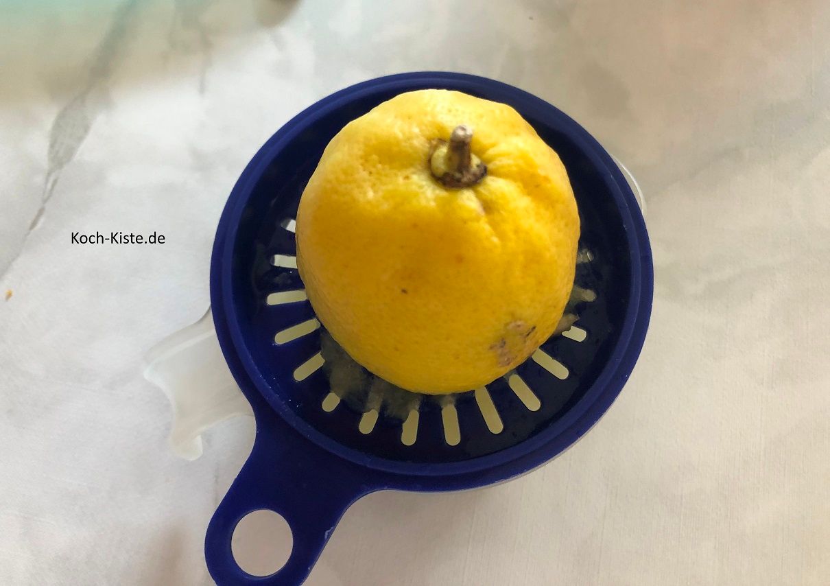 Zitrone halbieren, auspressen und den Saft mit in den Topf gießen