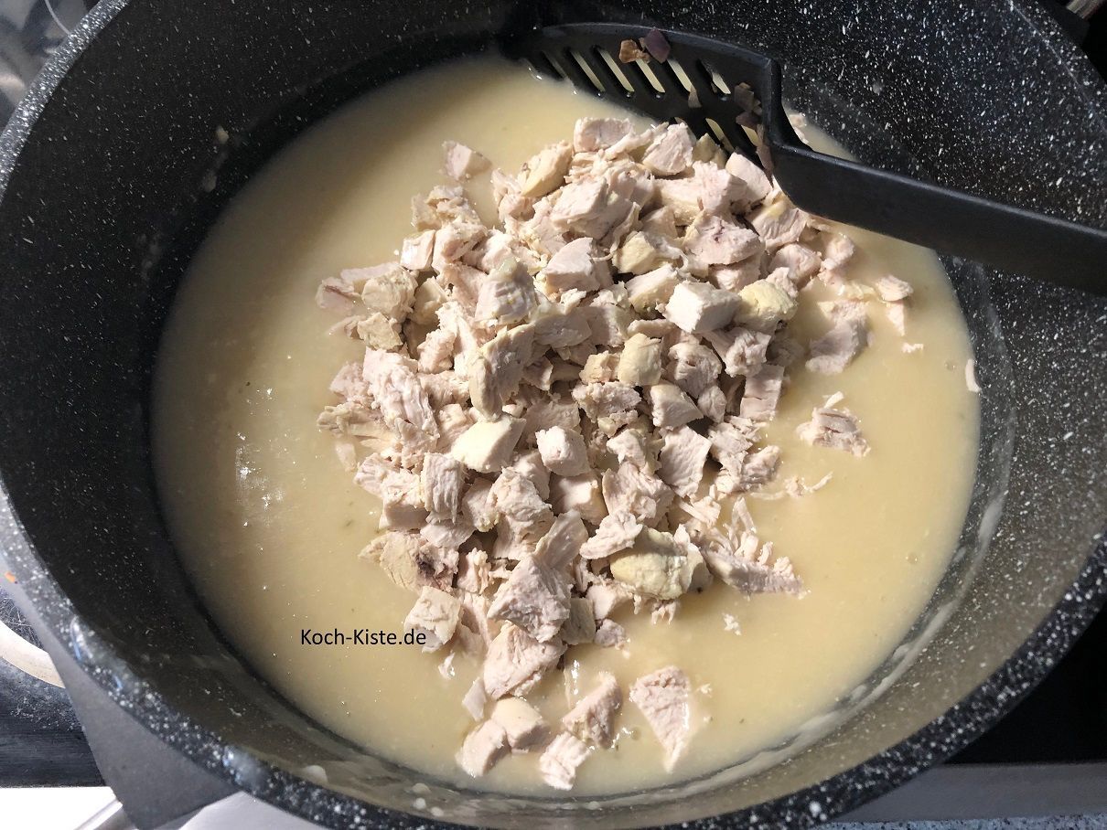 gebe die Hähnchenbrustwürfel mit in den Topf und verrühre alles gut